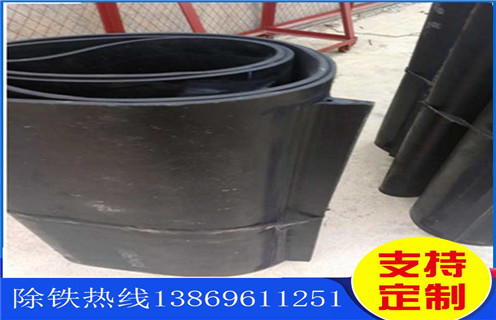 除鐵器皮帶，湖北除鐵器專(zhuān)用皮帶叫什么_浙江皮帶式除鐵器訂制跑偏原因及如何調(diào)_刮板價(jià)格