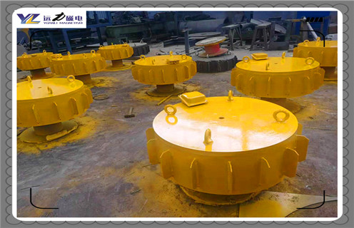 江西RCDC-8電磁除鐵器原理生產(chǎn)廠家_選型_河北江西RCDC-8電磁除鐵器原理生產(chǎn)廠家工作原理_價(jià)格，RCDC系列風(fēng)冷自卸式電磁除鐵器，是在RCDA系列風(fēng)冷懸掛式電磁除鐵器的基礎(chǔ)上增加了驅(qū)動(dòng)電機(jī)、滾筒、帶刮板的卸鐵膠帶等組成的卸鐵機(jī)構(gòu)。在工作過程中卸鐵機(jī)構(gòu)自動(dòng)將卸鐵皮帶上吸附的鐵磁性物質(zhì)拋到除鐵器以外的集鐵箱內(nèi)，無需停電人工清理，實(shí)現(xiàn)了除鐵自動(dòng)化。  一、江西RCDC-8電磁除鐵器原理生產(chǎn)廠家_選型_河北江西RCDC-8電磁除鐵器原理生產(chǎn)廠家工作原理_價(jià)格  1、在鋼鐵廠、水泥廠、多用于礦渣除鐵和保護(hù)輥壓機(jī)、立磨、破碎機(jī)等重要設(shè)備。  2、計(jì)算機(jī)模擬設(shè)計(jì)。  3、結(jié)構(gòu)簡單，易維護(hù)。  4、磁場(chǎng)強(qiáng)、功率大、磁透深度大。  5、采用軸流風(fēng)機(jī)散熱線效果良好，電磁線圈溫升低。  6、用于輸送膠帶上任何物料的除鐵，對(duì)各種型號(hào)的破碎機(jī)、磨機(jī)等設(shè)備起著可靠的保護(hù)作用。