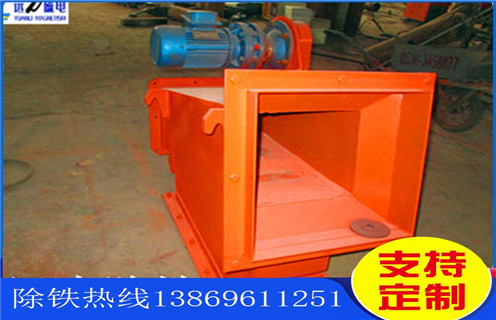 海南超強(qiáng)磁液體管道除鐵器_海南超強(qiáng)磁液體管道除鐵器批發(fā)價(jià)格_使用說明書原理型號(hào)，強(qiáng)磁除鐵器中的核心部件永磁體是以釹鐵硼稀土材料加工而的，很多人好奇那么除鐵器中的永磁體的磁性到底能維持多久呢?若是照正常的存儲(chǔ)條件的話，永磁鐵10年時(shí)間損失的磁場強(qiáng)度也不應(yīng)該超出1%。不過實(shí)際使用中，卻是有如下情況會(huì)大大加速強(qiáng)磁除鐵器磁力的衰減速度：  一、海南超強(qiáng)磁液體管道除鐵器_海南超強(qiáng)磁液體管道除鐵器批發(fā)價(jià)格_使用說明書原理型號(hào)  1、 過高的溫度：強(qiáng)磁除鐵器所處的周圍環(huán)境溫度如果高于釹鐵硼材料的穩(wěn)定溫度范圍就會(huì)加速其失磁，熱量會(huì)顯著降低永磁體的磁性。標(biāo)準(zhǔn)的釹鐵硼稀土材料的最高穩(wěn)定溫度為80℃。耐高溫永磁體一般在140℃。而鋁鎳鈷永磁體的最高使用溫度能都達(dá)到540℃，釤鈷永磁體及鐵氧體差不多是300℃。  3、 物理損傷：強(qiáng)磁除鐵器所用永磁材料的物料特性決定了，其整體是較為脆弱的，若是受到外力的撞擊很容易出現(xiàn)斷裂。受到外力損傷破損之后的釹鐵硼永磁體，磁性將會(huì)下降。  3、 焊接工藝：強(qiáng)磁除鐵器制造或安裝時(shí)永磁體周圍的焊接操作也會(huì)導(dǎo)致其磁性能下降，這一般是因?yàn)楹附舆^程中產(chǎn)生的熱量或電流所導(dǎo)致的。  4、 有液體侵蝕：若是強(qiáng)磁除鐵器的外殼受損，潮濕的空氣就有可能進(jìn)入設(shè)備內(nèi)，跟永磁鐵的鍍層相接觸，久而久之就會(huì)讓磁性材料產(chǎn)生氧化，進(jìn)而造成其磁性能的衰減。